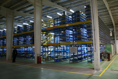 Wielowarstwowa podłoga stalowa Przemysłowe półki mezzanine niebieskie / żółte o wysokości 7,5m